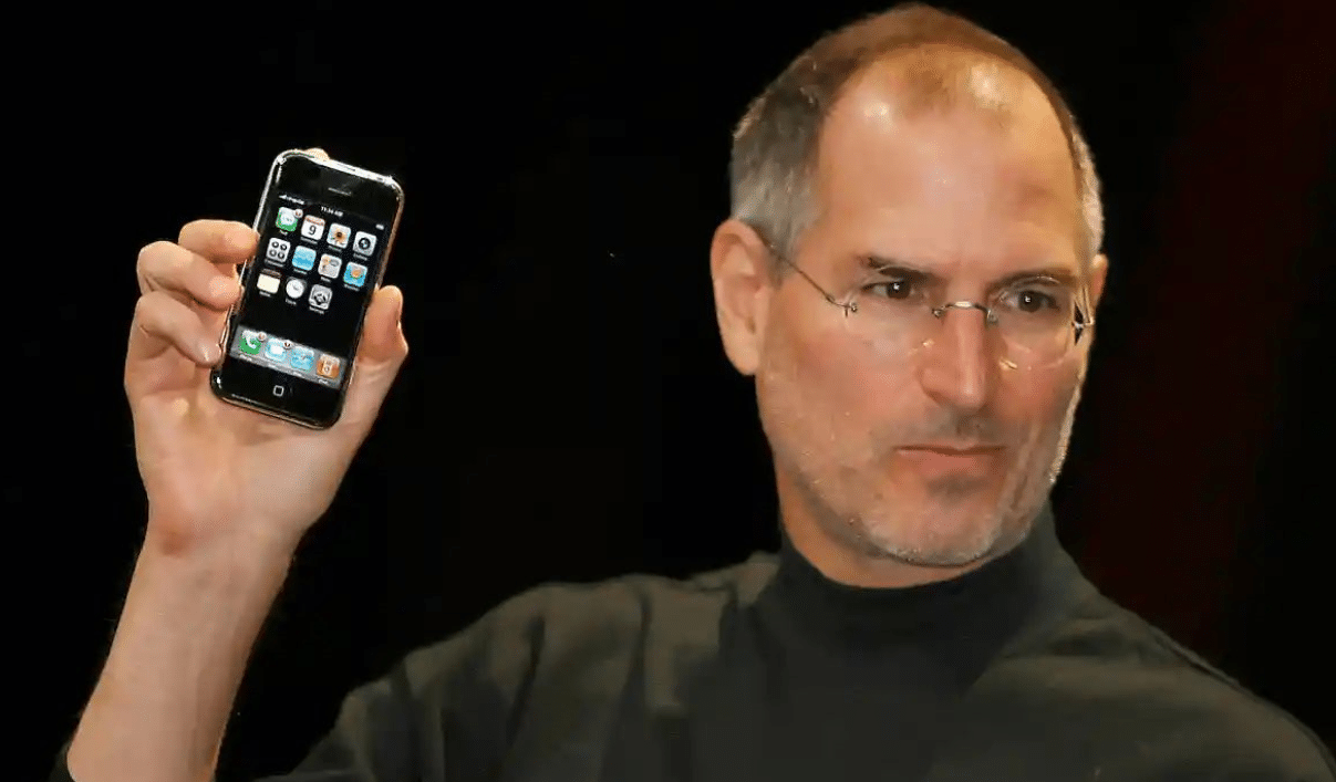 iPhone 2007 dalam genggaman Steve Jobs (sumber: Twitter @MikeSington)